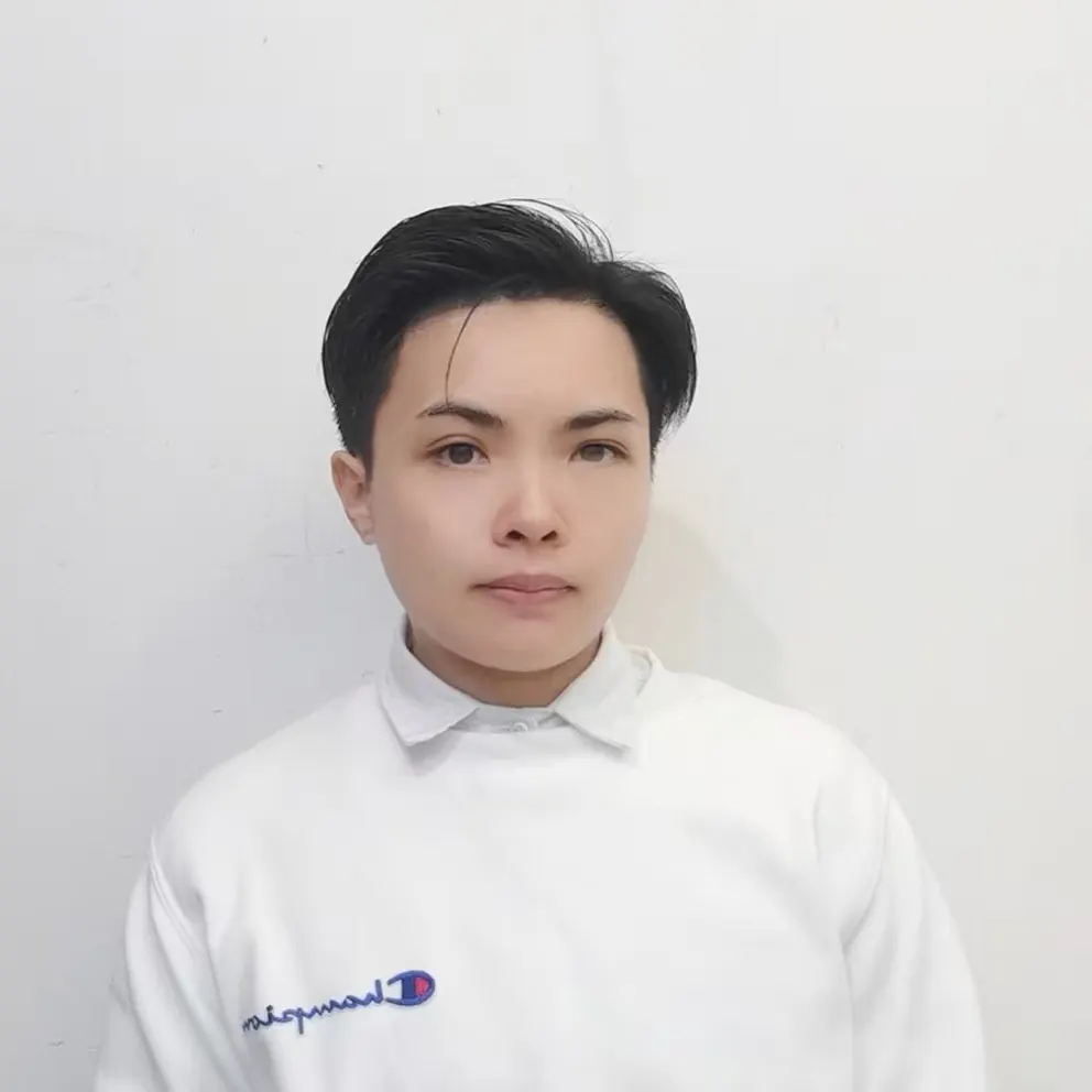 陈嘉宝黑白侧脸头像